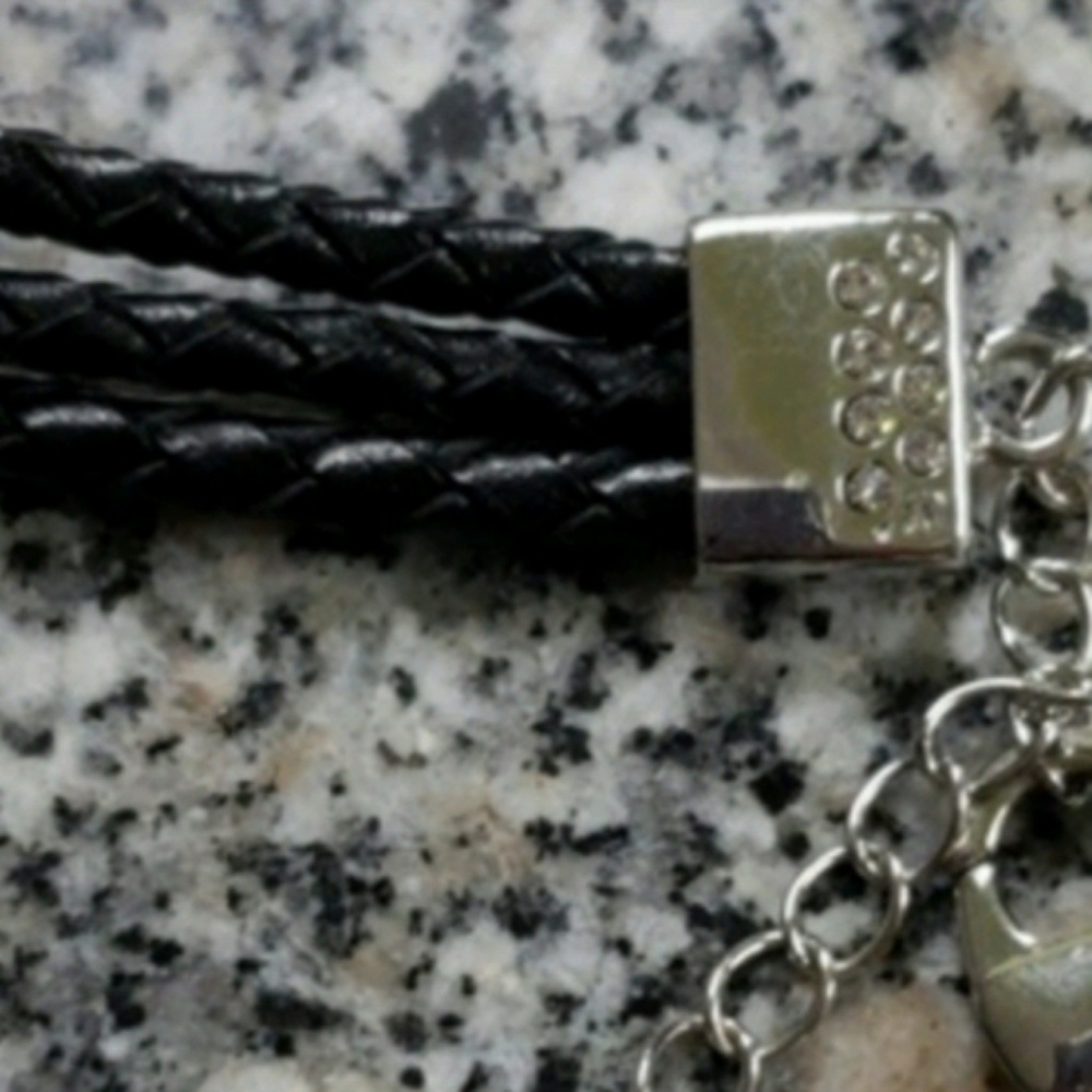 Fashion Jewelry. Black and silver toned necklace - Picture 6 of 6